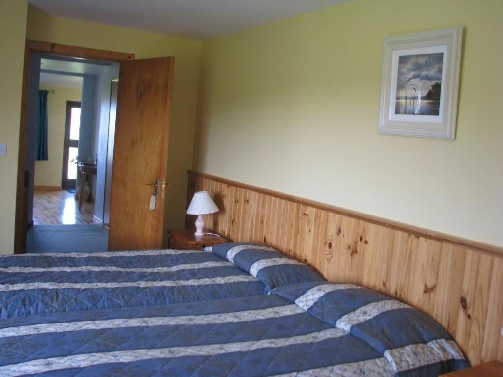Decourcey'S Hazelbrook Farmhouse B&B Cleggan Room photo