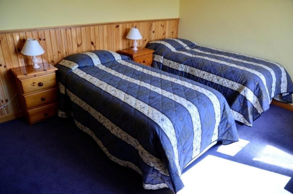 Decourcey'S Hazelbrook Farmhouse B&B Cleggan Room photo