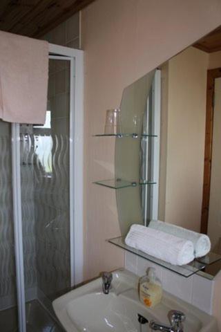 Decourcey'S Hazelbrook Farmhouse B&B Cleggan Room photo